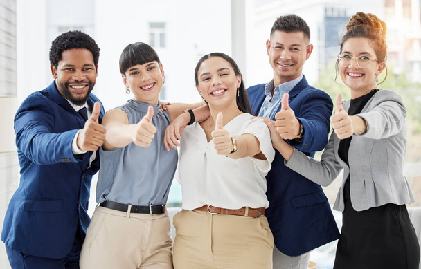 Zakenmensen, portretten en duimen omhoog voor winnen, goed werk of teamsucces samen op kantoor. Groep van gelukkige werknemers tonen duim emoji met glimlach voor ja teken of als in overeenstemming. - Foto, afbeelding
