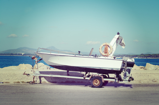 лодка на прицепе у причала
 - Фото, изображение