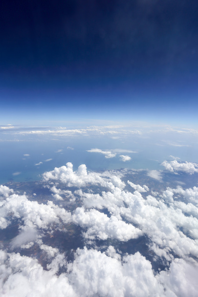 Witte wolken en blauwe lucht - Foto, afbeelding