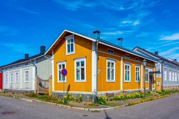 Colorful timber houses in Neristan district of Finnish town Kokkola. - Foto, Imagen