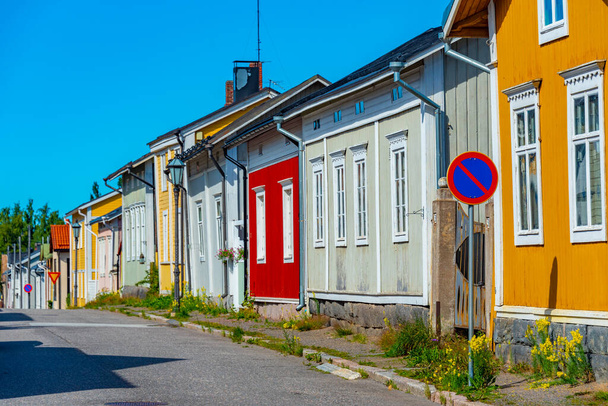 Colorful timber houses in Neristan district of Finnish town Kokkola. - Foto, Imagem