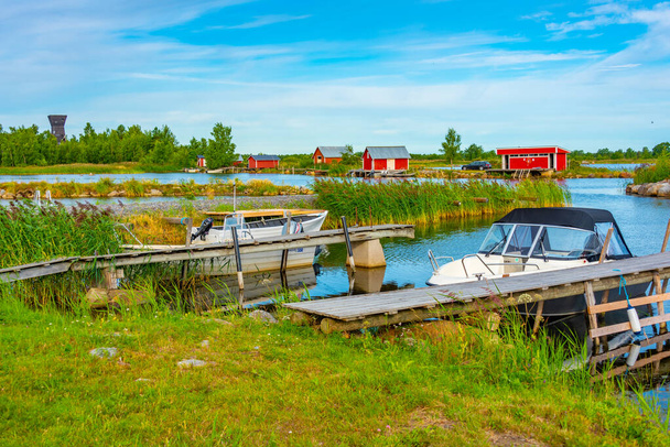 Red timber boat houses at Svedjehamn in Finland. - Foto, immagini