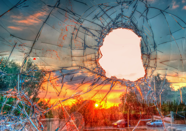 σπασμένο γυαλί σε hdr - Φωτογραφία, εικόνα