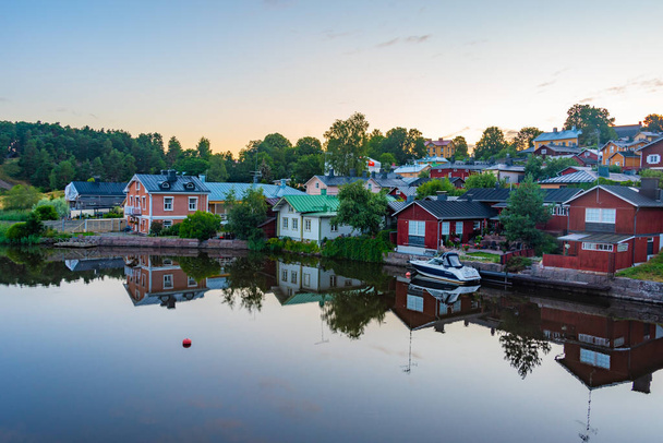 Sonnenaufgang Blick auf das Stadtbild der finnischen Stadt Porvoo. - Foto, Bild
