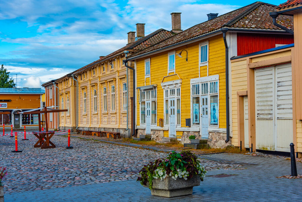 Timber buildings at Vanha Rauma district of Rauma in Finland. - Foto, Imagen