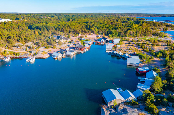 Kleurrijke vissershuisjes te Karingsund op de Aland-eilanden in Finland - Foto, afbeelding