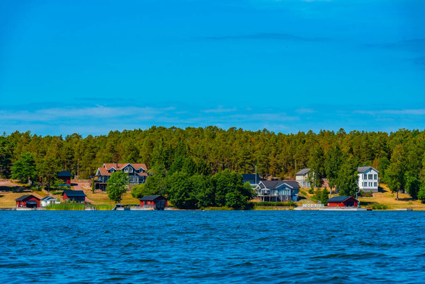 Vista al mar de las casas de vacaciones en Mariehamn, Finlandia. - Foto, imagen