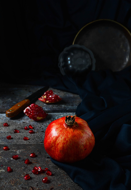 roter Granatapfel auf dunklem Hintergrund - Foto, Bild