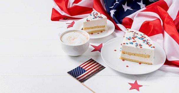 Święto Czwartego lipca. Słodkie ciasto z usa flagi kolorowe posypki i gwiazdy, tło flagi - Zdjęcie, obraz