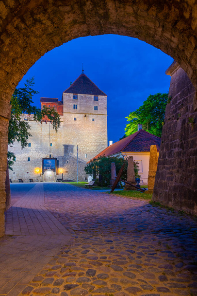 Night view of Kuressaare Castle in Estonia. - Foto, afbeelding