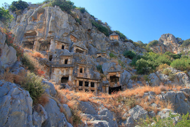 Εικονογραφημένοι είναι λυκιανοί τάφοι σπηλαίων στην αρχαία πόλη της Μύρας στην Τουρκία. - Φωτογραφία, εικόνα