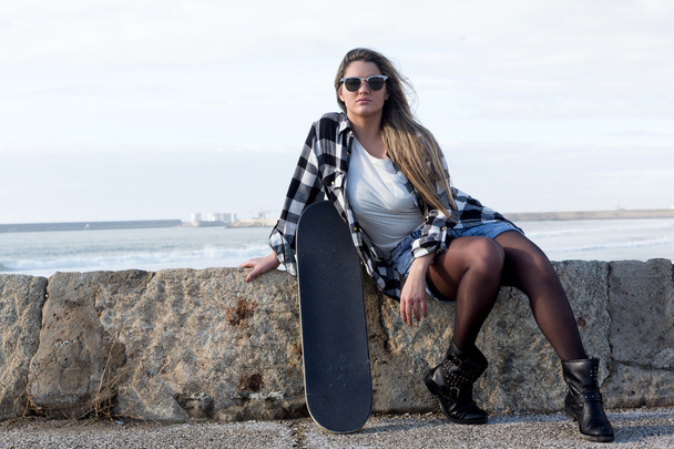 Mooie vrouwelijke Skateboarder - Foto, afbeelding