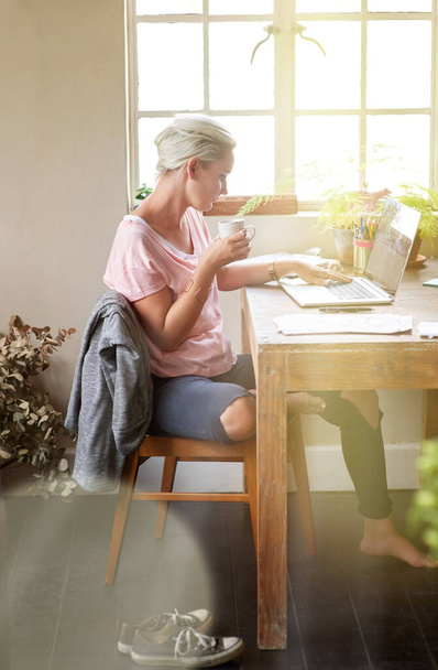 Пробуди свій творчий дух. жінка-дизайнер працює на своєму ноутбуці вдома
 - Фото, зображення