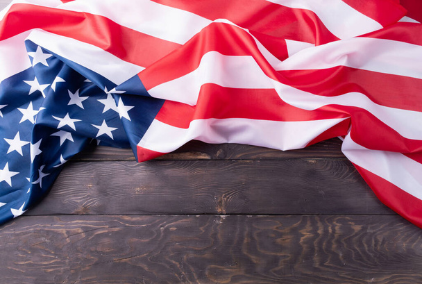 USA Memorial day, Presidents day, Veterans day, Labor day, or 4th of July celebration (en inglés). Primer plano de la bandera estadounidense sobre fondo de madera oscura - Foto, imagen