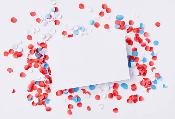 4 juli Amerikaanse Onafhankelijkheidsdag, visitekaartje model op kleurrijke cirkel confetti, decoraties voor 4 juli - Foto, afbeelding