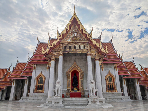 Wat Benchamabophit Dusitwanaram or Marble Temple in Bangkok. It is one of Bangkok's best-known temples and a major tourist attraction - Foto, Imagen