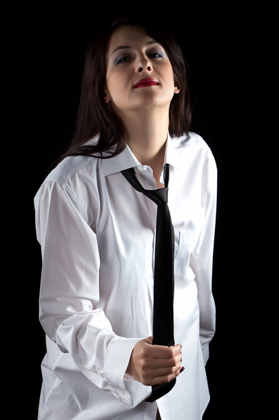 Imagem da mulher puxando gravata
 - Foto, Imagem