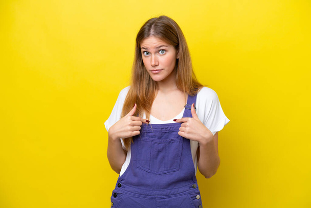 Young caucasian woman isolated on yellow background pointing to oneself - Foto, immagini
