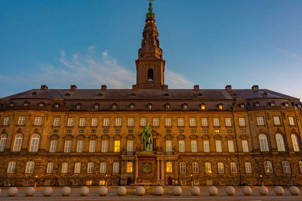 Night view of the Christiansborg Slot Palace in Copenhagen, Denmark. - Fotografie, Obrázek