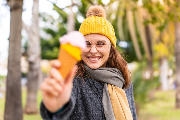 Barna nő egy kandalló fagylalt a szabadban - Fotó, kép