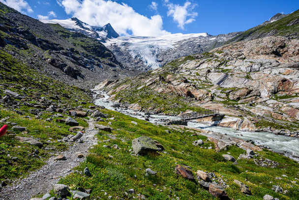Innergschloss trail leading towards Grossvenediger summit in the Hohe Tauern national Park in Austria.  - Foto, afbeelding