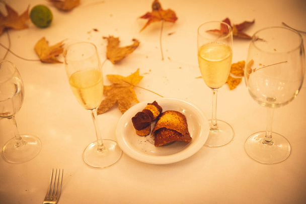 白テーブルの上のワインと軽食 - 写真・画像
