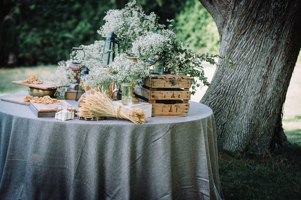 vintage stijl rustieke houten tafel met bloemen en brood - Foto, afbeelding