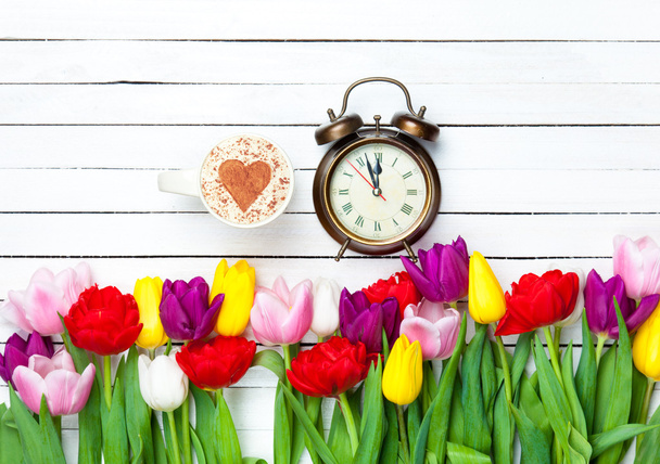 Cappuccino and clock near flowers - Foto, imagen