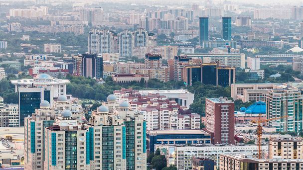 ALMATY, KASAKHSTAN - CIRCA JUNI 2017: Ein Panorama der Stadt Almaty in Kasachstan ca. Juni 2017 in Almaty. - Foto, Bild