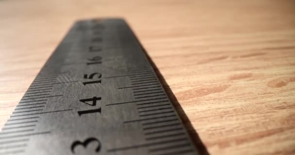 Masanın üzerinde milimetre cinsinden metal yapı cetveli var. Ölçüm ve ölçüm - Video, Çekim