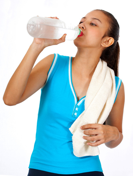 Urheilullinen tyttö sammuttaa hänen jano
 - Valokuva, kuva