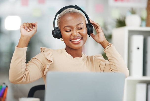 Dance, happy and black woman with music in office, radio break and listening to audio. Smile, enjoying and dancing African employee with headphones for streaming a podcast, songs and playlist. - Foto, immagini