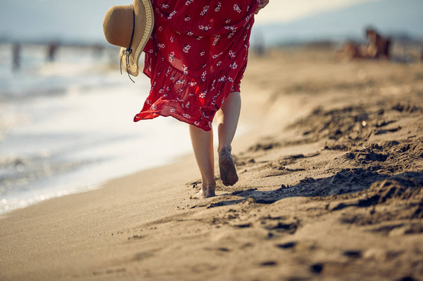 Girl  walking on the beautiful beach at sunrise and enjoying  - Valokuva, kuva