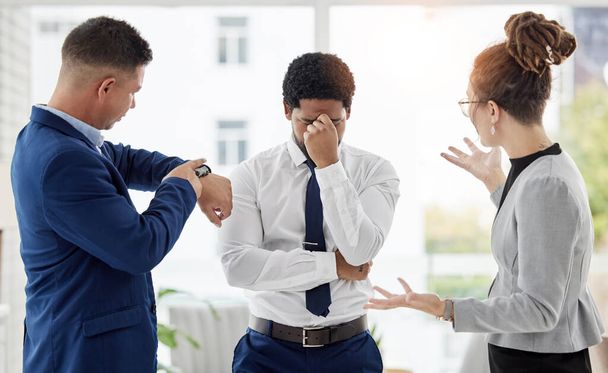 Verspätung, Termin und Stress von Mitarbeitern des wütenden Managementteams in einem Büro. Verstimmung, Angst und Müdigkeit eines Geschäftsmannes hinter der Zeit mit frustrierten Managern in einem Unternehmen, die enttäuscht sind. - Foto, Bild