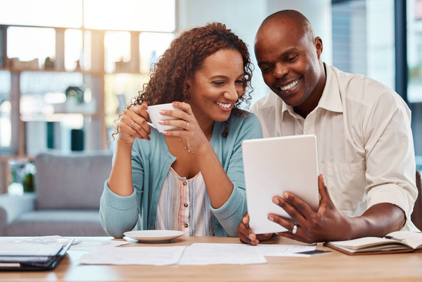 Couple, tablet and planning for finance, budget or application for loan on fintech app in home. Happy black man, woman or reading on touchscreen ux with smile, financial goals and investment growth. - Valokuva, kuva
