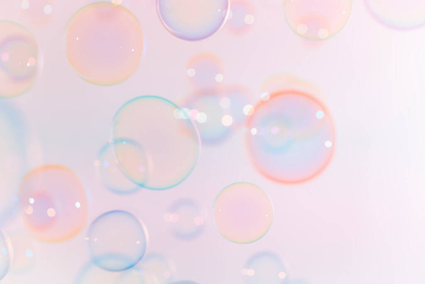 Prachtige roze anad blauwe zeepbellen Abstracte achtergrond. Defocus, Wazig Feest, Romantische Liefde ValentinesThema. Cirkels Bubbels. Versheid Zeepbel Sud Water - Foto, afbeelding