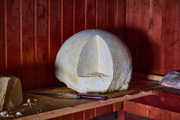 Fabrication de fromage biologique dans une maison de montagne carpatienne en bois
. - Photo, image