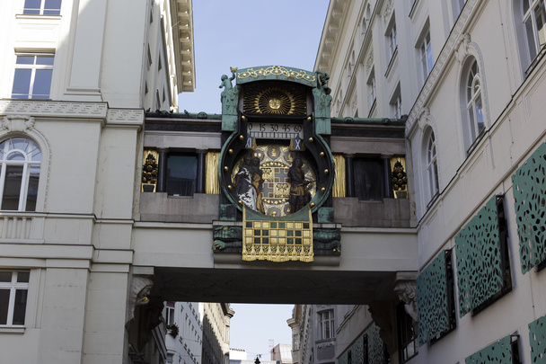 Famoso reloj de figuras históricas en Viena, Austria
 - Foto, Imagen