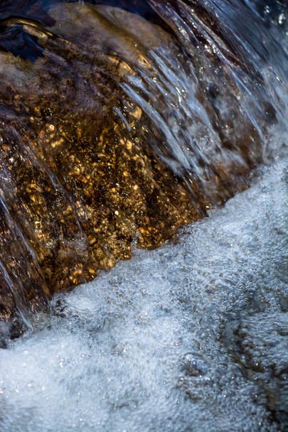 тече вода
 - Фото, зображення