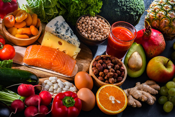 Τρόφιμα που αντιπροσωπεύουν τη διατροφική διαφορά η οποία μπορεί να βελτιώσει τη συνολική κατάσταση της υγείας - Φωτογραφία, εικόνα