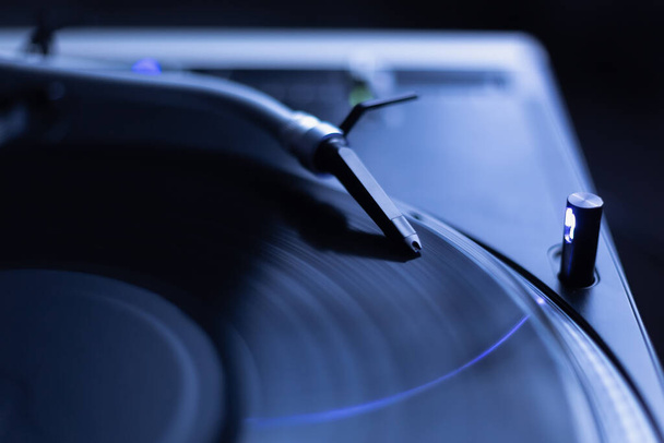 Vinyl record player needle plays music from analog disc. Listen to musical tracks on turntable in high fidelity - 写真・画像