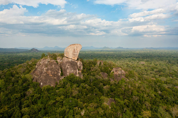 Vista aérea de Rocas entre selva verde y árboles tropicales en el parque nacional. Sri Lanka. - Foto, Imagen