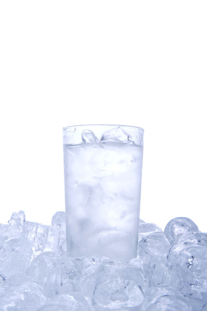 Egy pohár jeges víz és a jég-kocka - Fotó, kép
