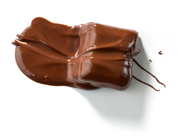 morceau de chocolat fondu isolé sur fond blanc, vue de dessus - Photo, image