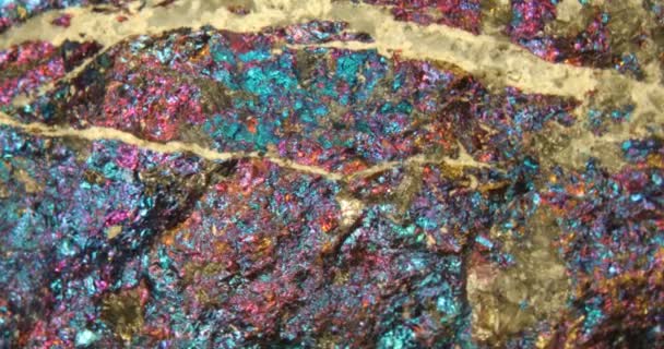 Farbiges Kupfer-Kiesmineral mit irisierenden Farben - Filmmaterial, Video