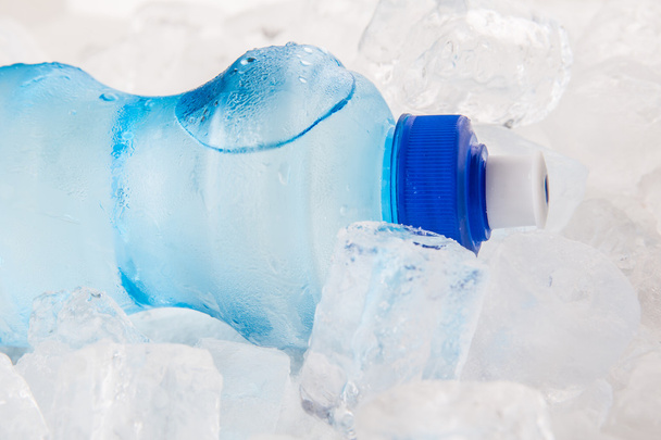 Agua mineral y hielo
 - Foto, imagen