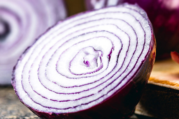 Brazilian red onion, with a mild and sweet taste, more caloric and because of its color, is rich in anthocyanin, a powerful antioxidant that helps fight free radicals. - Foto, Bild