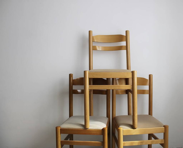 Židle umístěná na dvou židlích - Fotografie, Obrázek