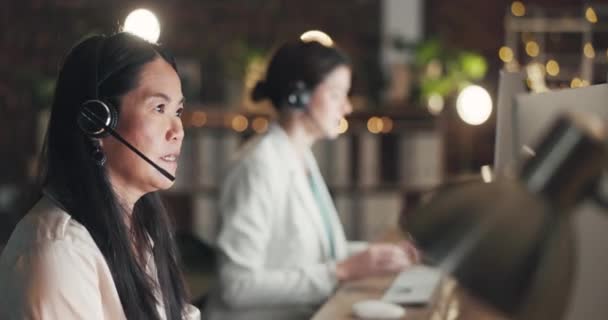 Call center számítógép, tanácsadás vagy ázsiai nő magyarázó távközlési, ügyfélszolgálati vagy kommunikációs. Számítógép vagy érett ügynök mikrofon headset crm vagy műszaki támogató iroda éjjel. - Felvétel, videó