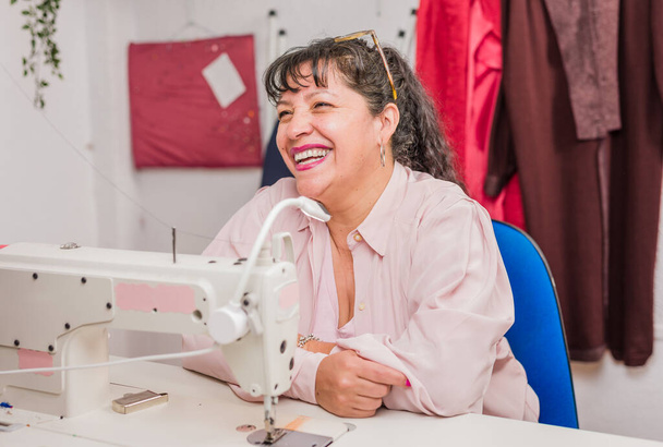 indústria têxtil negócio profissional needlewoman. oficina de máquina de costura artesanal. Mulher de negócios hispânica - Foto, Imagem